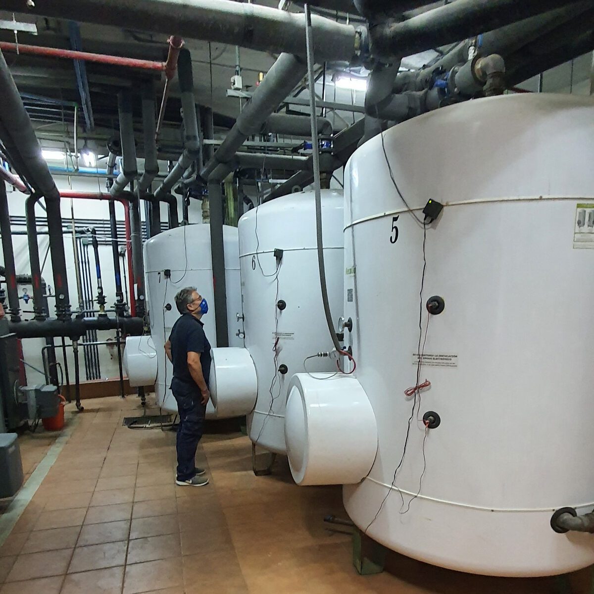 Sala técnica con acumulación de ACS ocupando espacio